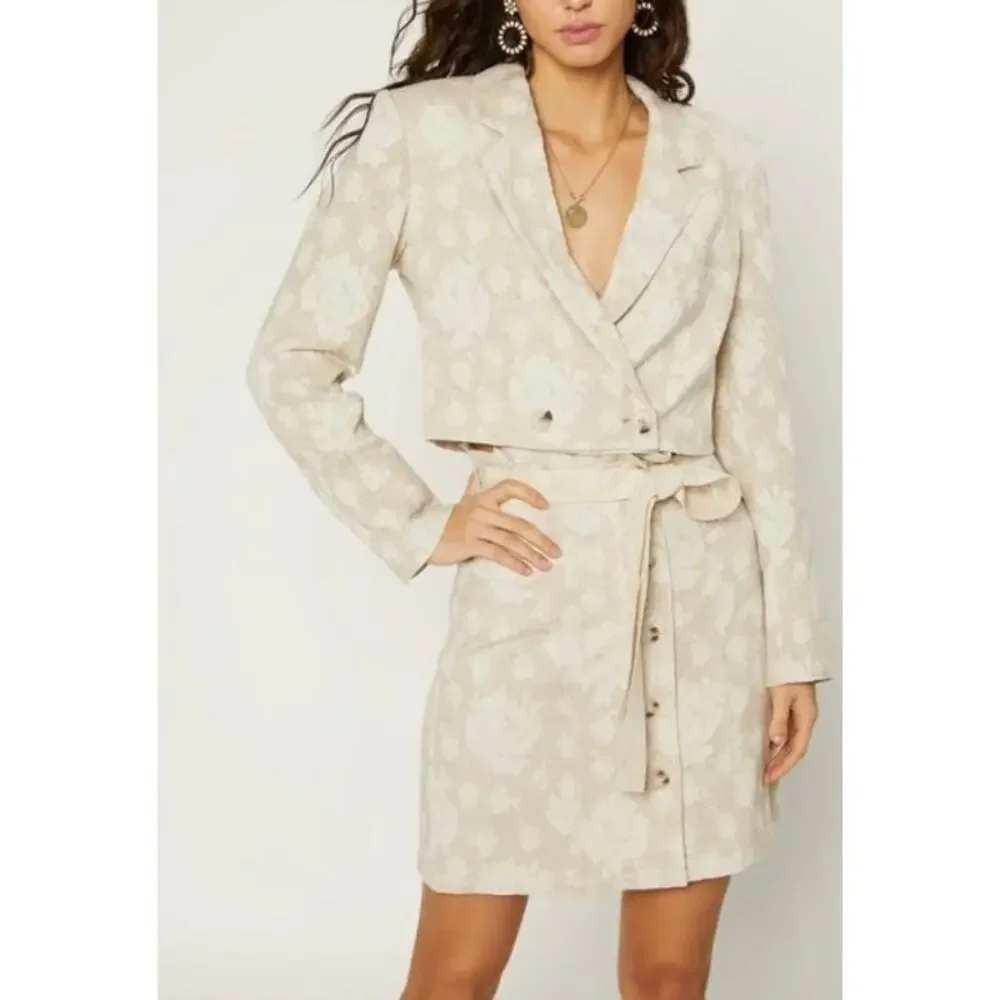 Current Air Linen Blend Floral Cream Two-Button Cropped Jacquard Blazer Small